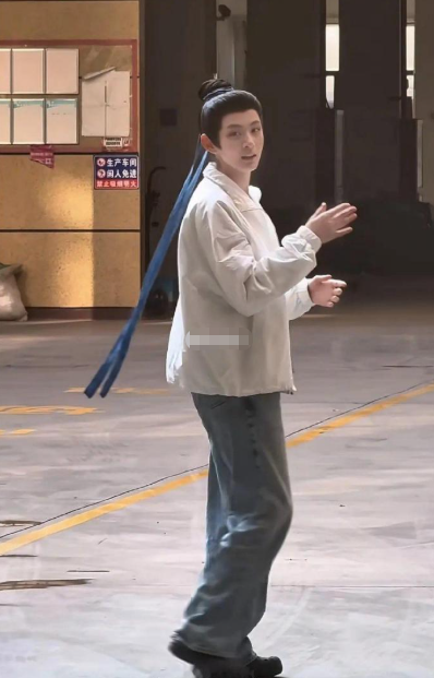 没人猜出来吗？？？这是女扮男装的赵晴！！！ ​​​