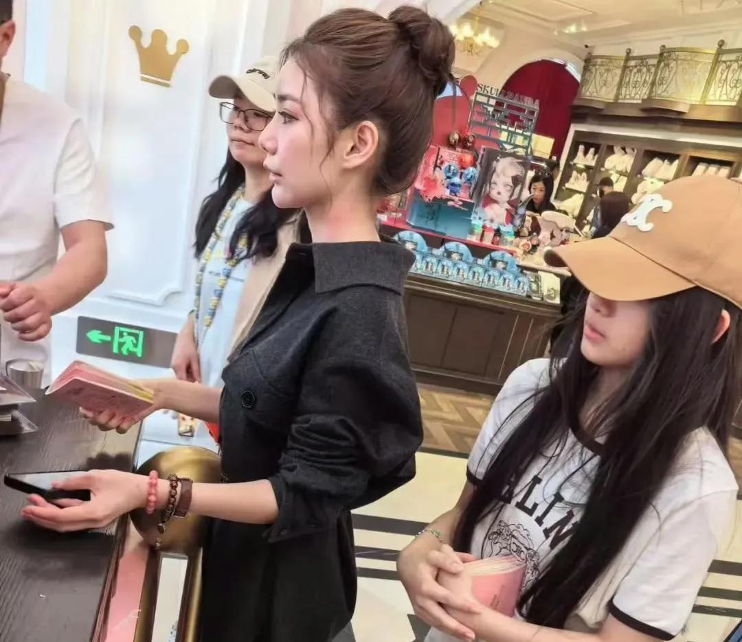 汪小菲妻子马筱梅，带小玥儿逛公园买甜品，在逛公园时紧紧牵着小玥儿，买甜品还俯身倾