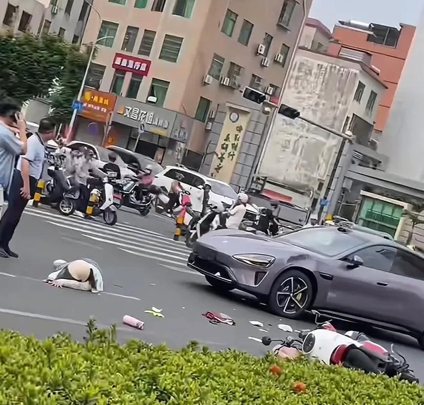 刚提车就出事故了，连车牌都还没上
新提的小米酥妻与电动车相撞，电动车上的女司机躺