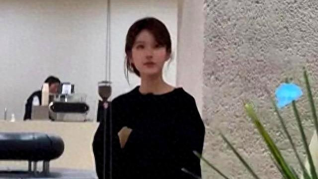 赵露思逛街被偶遇，本人太瘦衣服撑不起来，但皮肤白皙五官精致