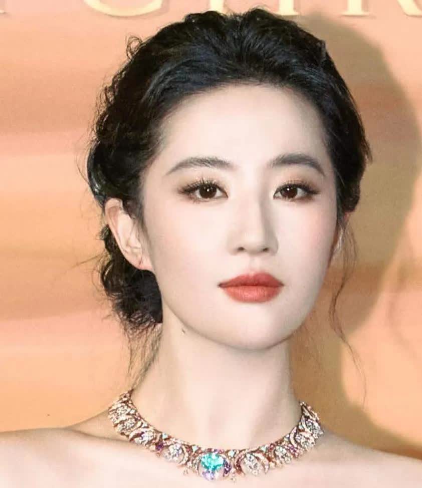 刘亦菲在拍完玫瑰的故事，
曾经对着媒体说，
这一辈子可能结不了婚。
或许演
