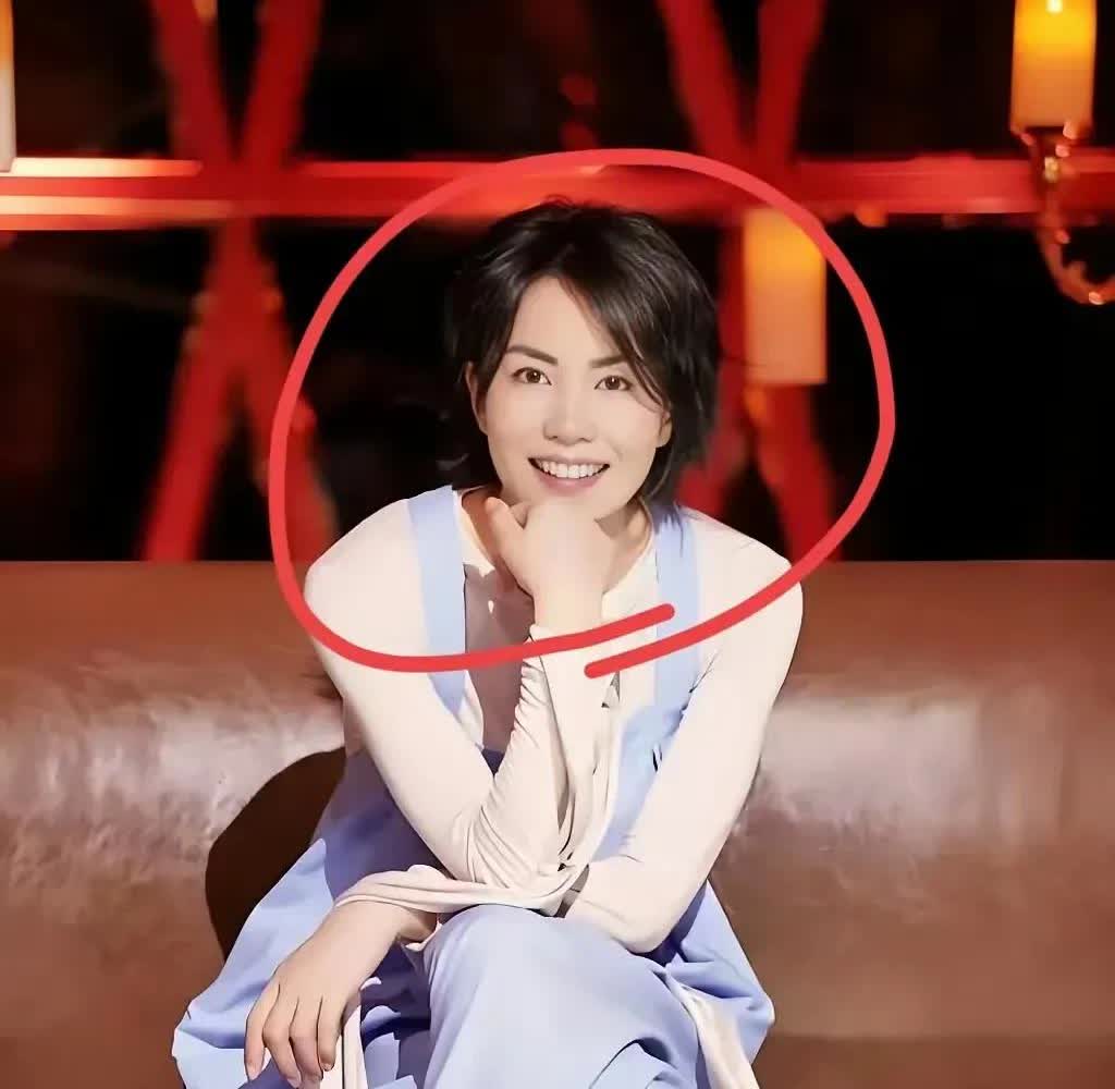 墙倒众人推
一觉睡醒
王菲哭晕在厕所

有人说她不火了，有人说她过气了。