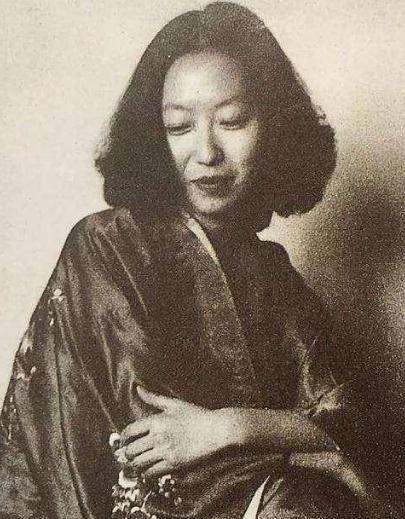 1995年，张爱玲在美国出租屋内去世，尸体一周后才被发现。她一丝不挂地躺在床上，