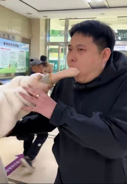 看这事儿，真让人哭笑不得！东北有个小伙子，和女朋友玩闹时闹得有些过火了。女朋友竟