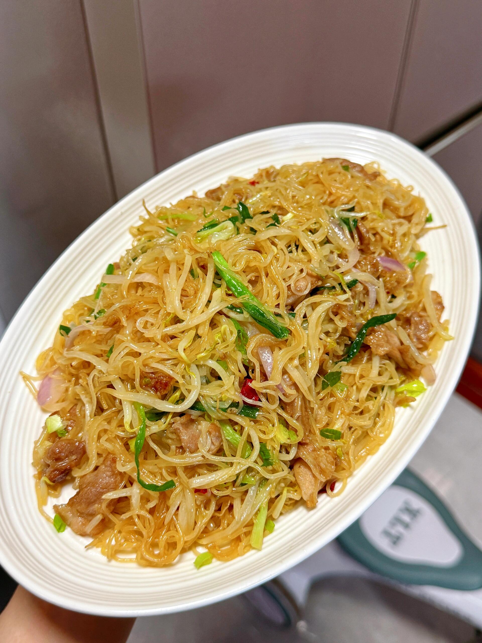 炒出比早餐店还好吃的炒米粉！酱油辣椒
广东人早餐和宵夜最常吃的炒米粉，真的永远都