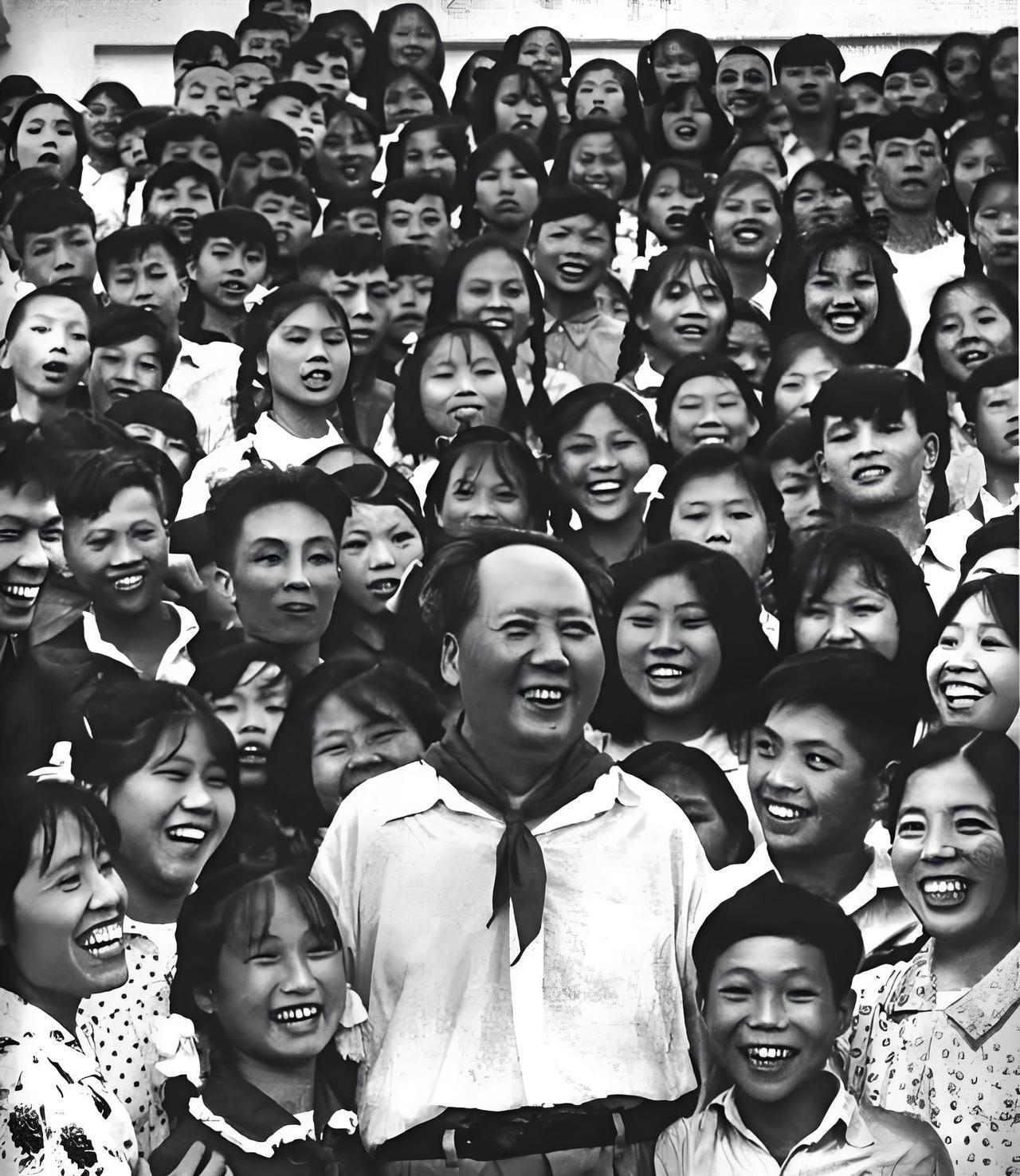 #老照片#
毛主席与学生心连心