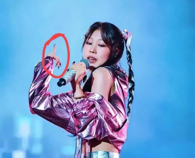坑爹的富二代见得多了！
被爹坑的还是第一次见！
小沈阳女儿勤勤恳恳练习唱歌跳
