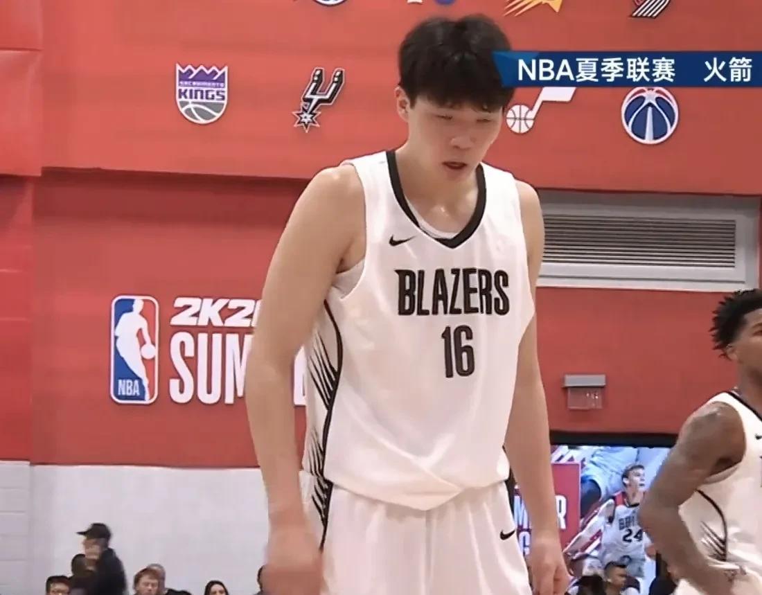 喜忧参半，杨瀚森8分8板5助攻纠错前行，开拓者102：83胜火箭！
可喜之处：第