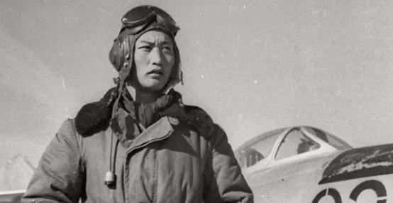 1951年，一志愿军飞行员首次升空作战，便以无畏的胆识击落了四架敌机，并从五十多