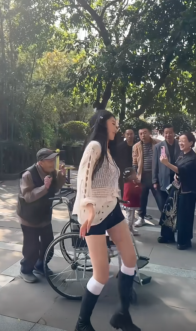 跳个舞把老人多年瘫痪治好了[哭笑不得]