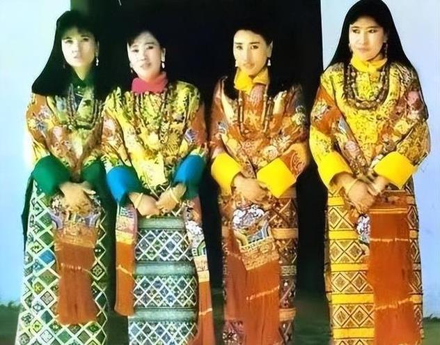 多情国王将姐妹4人纳入后宫，都是亲戚，不见外。
不丹第四任国王吉格梅·辛格·旺楚