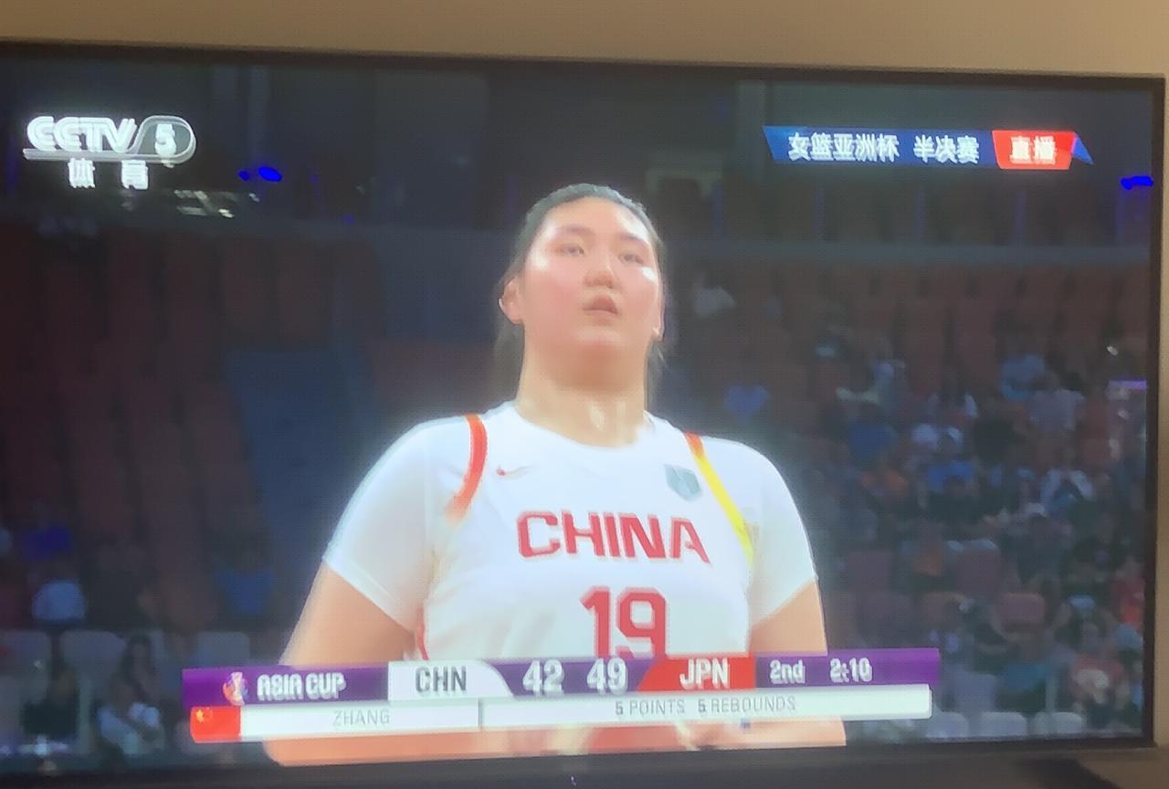 高兴，中国女篮上半场比赛领先了！
      在刚刚结束的中国女篮和日本女争夺篮