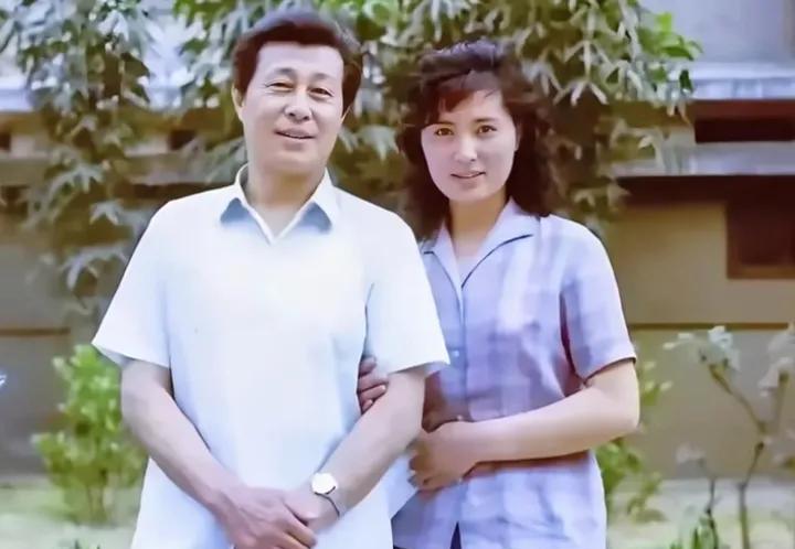 王心刚与温玉娟的一张留影，那时候的他们之间有着真挚而纯粹的战友之情
