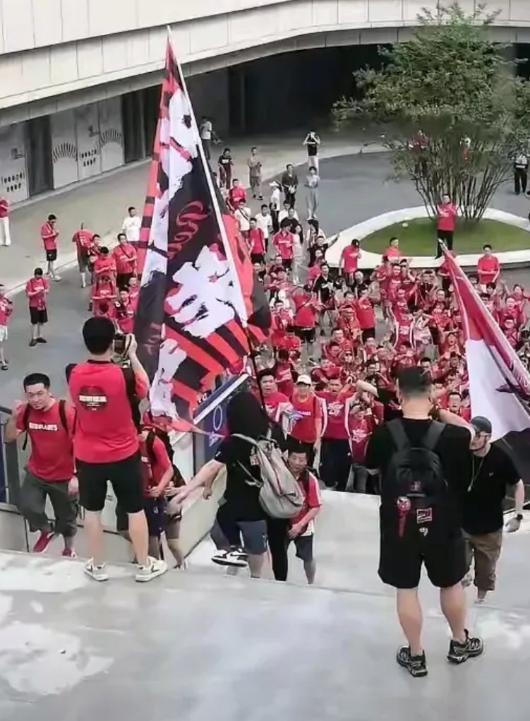 成都蓉城输球的四个原因
一、裁判问题这个不多说懂的都懂
二、刘殿座失误，理解为失