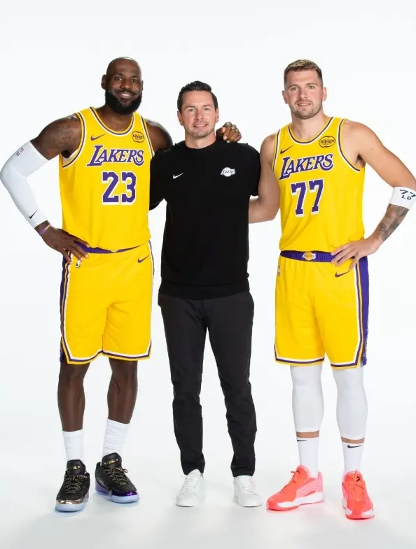 据ESPN报道，由于勒布朗·詹姆斯正在从右侧坐骨神经痛中恢复，预计将缺席赛季初期