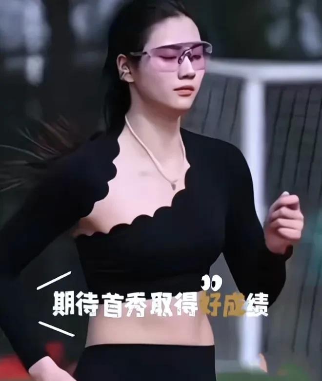 最美田径女神夏思凝这身训练服拉风！
穿这身靓装，戴着项链能训练好吗？
衣服很飒，