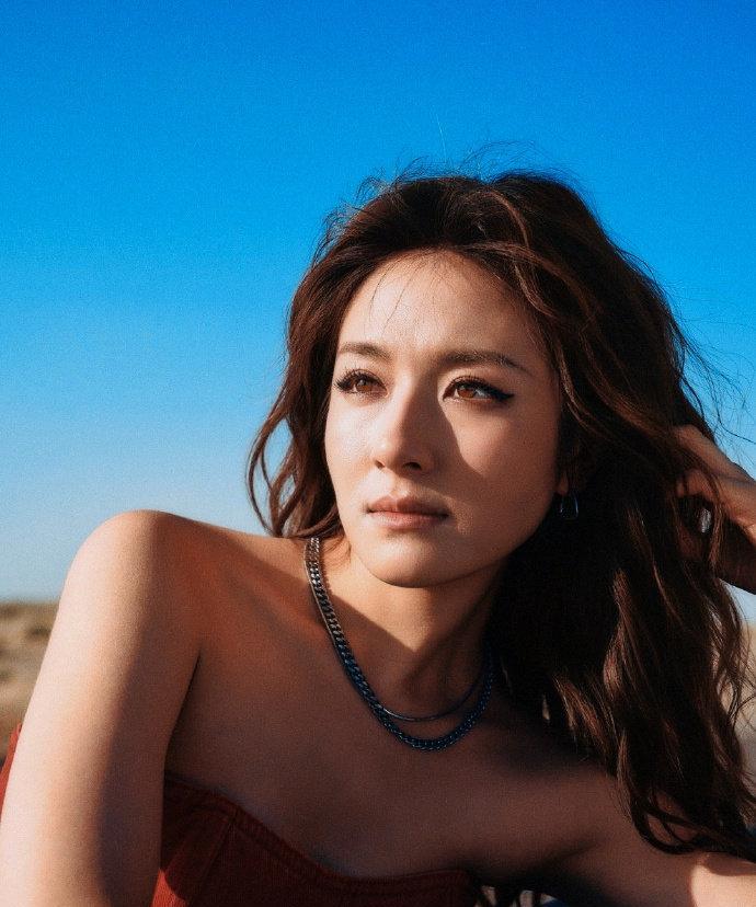 #李兰迪 粮食和杂草在地里一起长着##李兰迪变美#