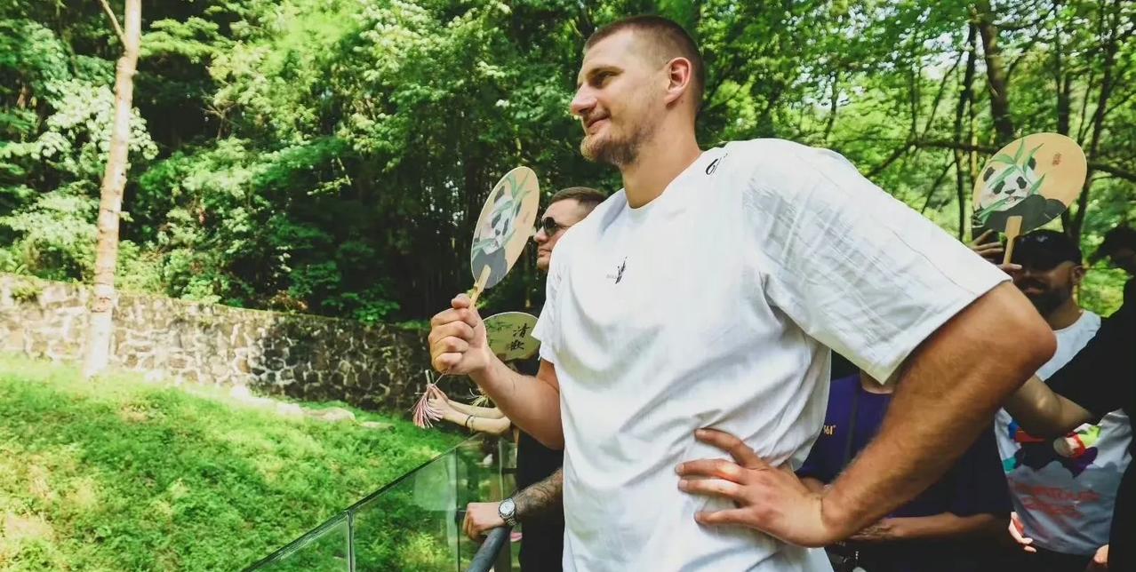 少见多怪的外国人对于约基奇的关注更高了，他们很少见熊猫和高铁。
约基奇的中国行被