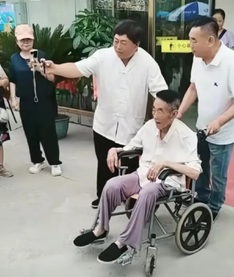 这么热的天，这么大岁数的人，居然还让老头儿出来接活动，钱挣多少才算多呢？杨少华也