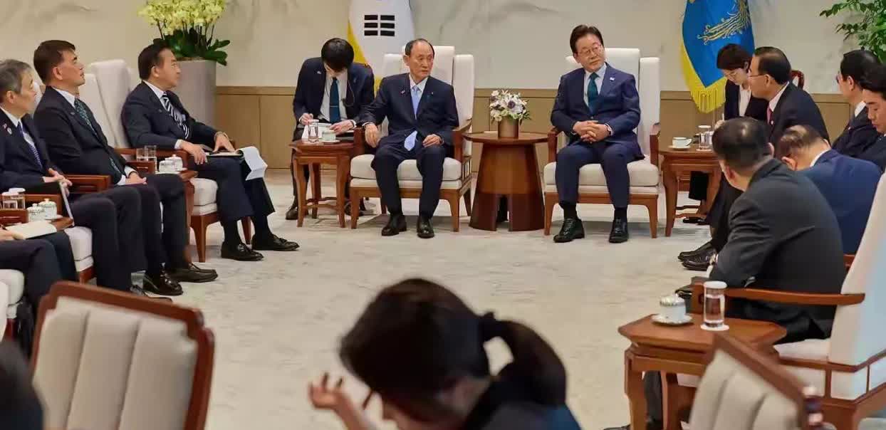 接见如此重要的日本政要(前首相菅义伟），韩国总统李在明竟然不在总统府设置韩日两国
