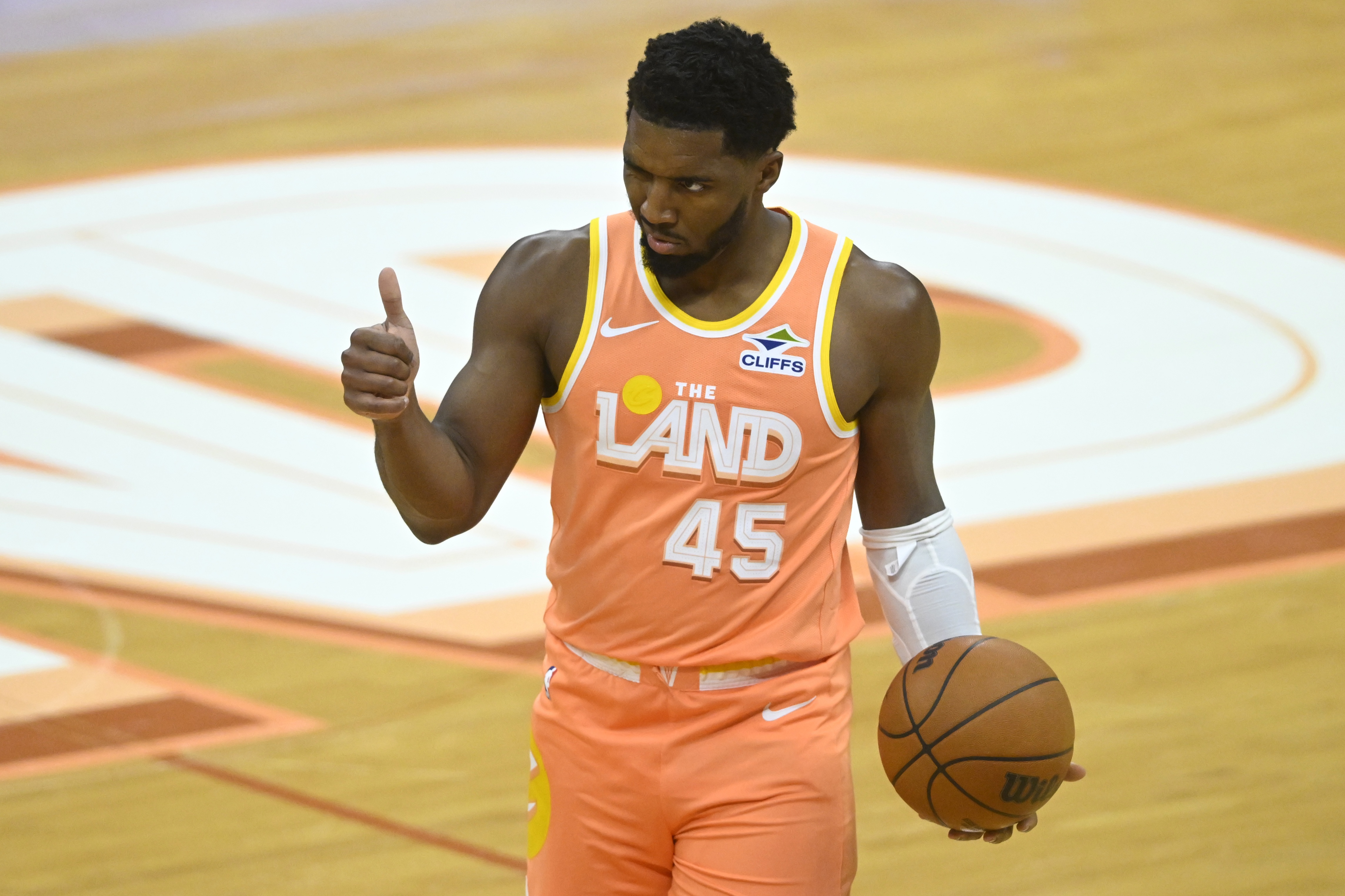 联盟东部弱、西部强，这一直是非常明显的特征，本赛季更是如此。而根据NBA方面的统