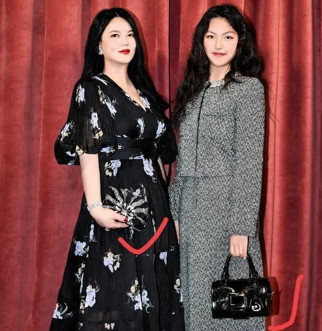 李湘离婚四年，愣是没沾一点绯闻？她48岁活得比谁都自信，爱情只是锦上添花
你说