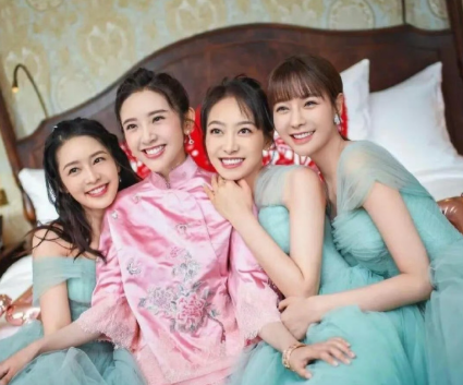 当年被全网嘲笑的唐艺昕伴娘团，如今个个高攀不起到现在都没有塌房的 ​​​