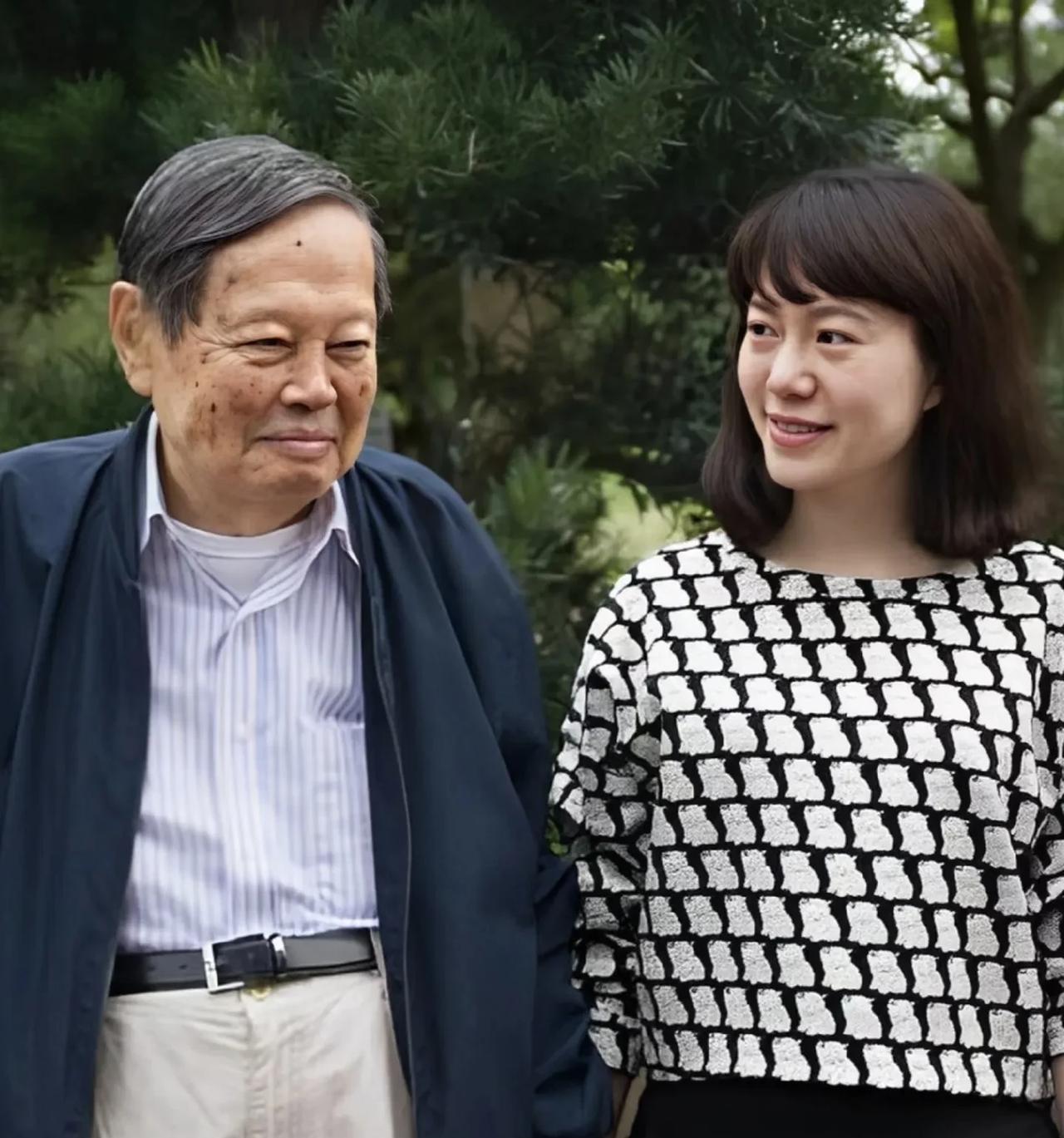 翁帆和杨老这这一对夫妻为什么一定要归结到爱情呢？我不能说翁帆对杨老一点爱情没有。