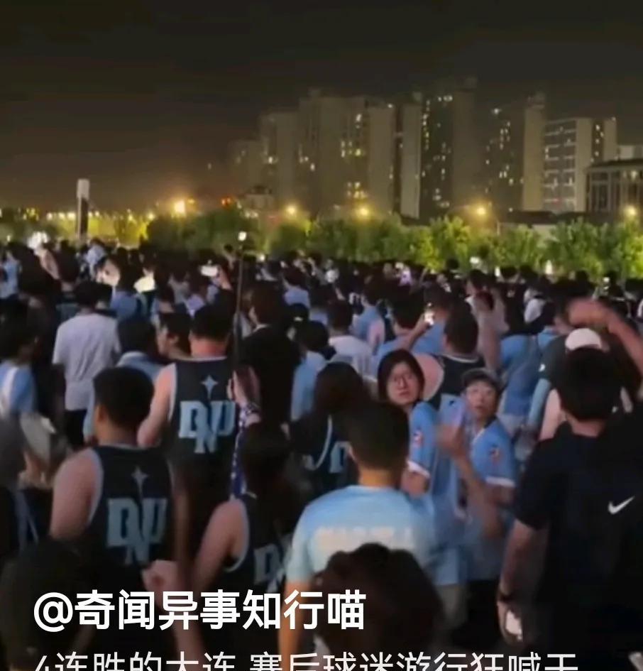 成都蓉城不要计较要以大局为重！大连英博一波小连胜后有点飘了，球迷喊出“干死成都”