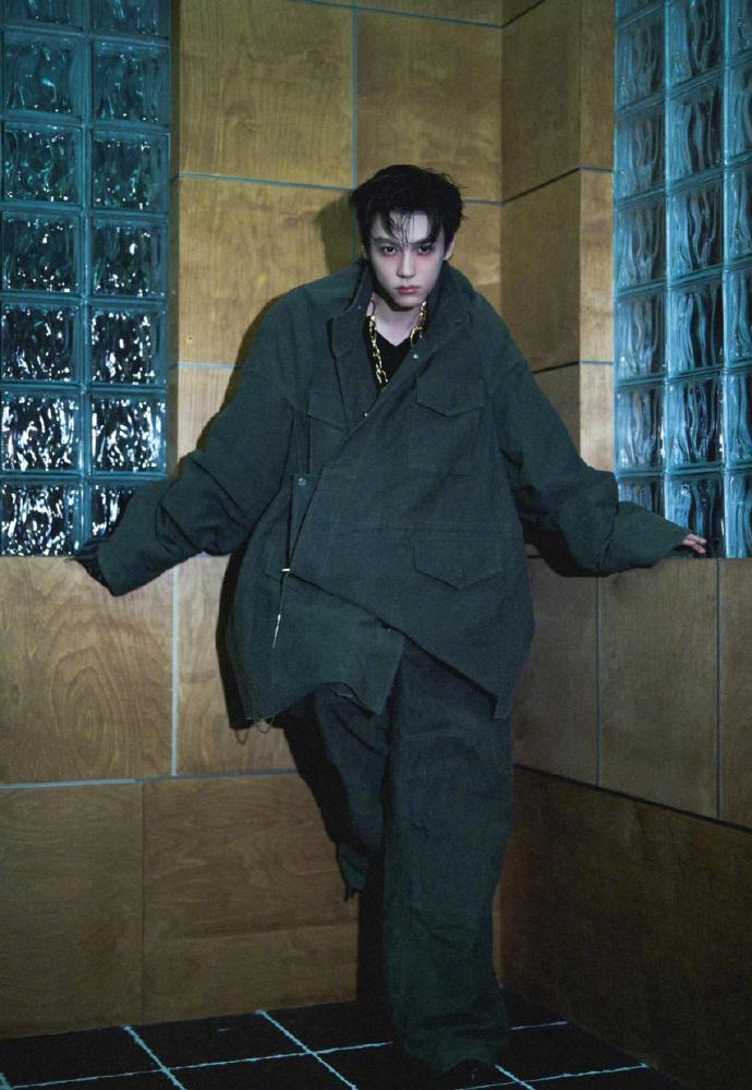 田栩宁溢出屏幕的微醺氛围感

田栩宁最新营业造型，一身墨绿工装套装松垮又利落，o