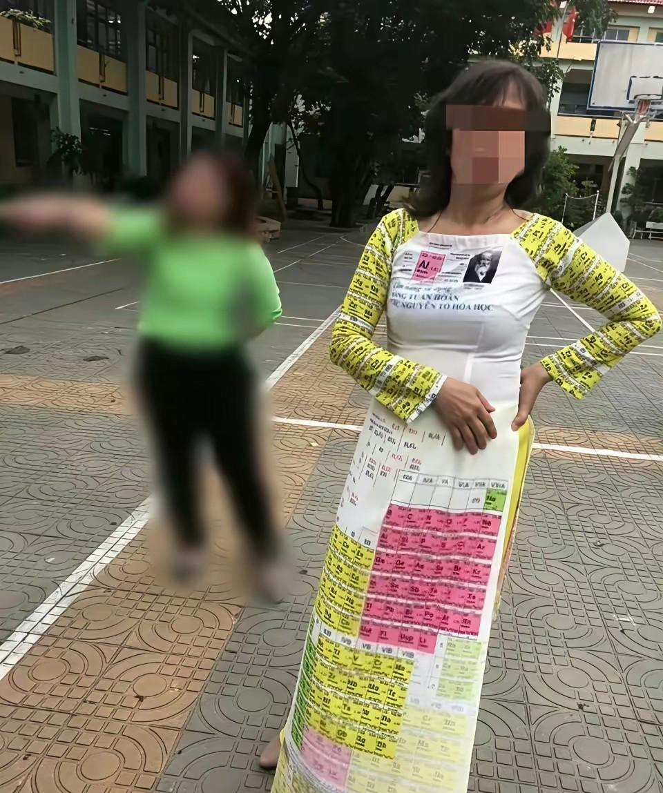 今天是高考时间，这位妈妈穿着元素周期表，一定是祝孩子旗开得胜，获取高分。