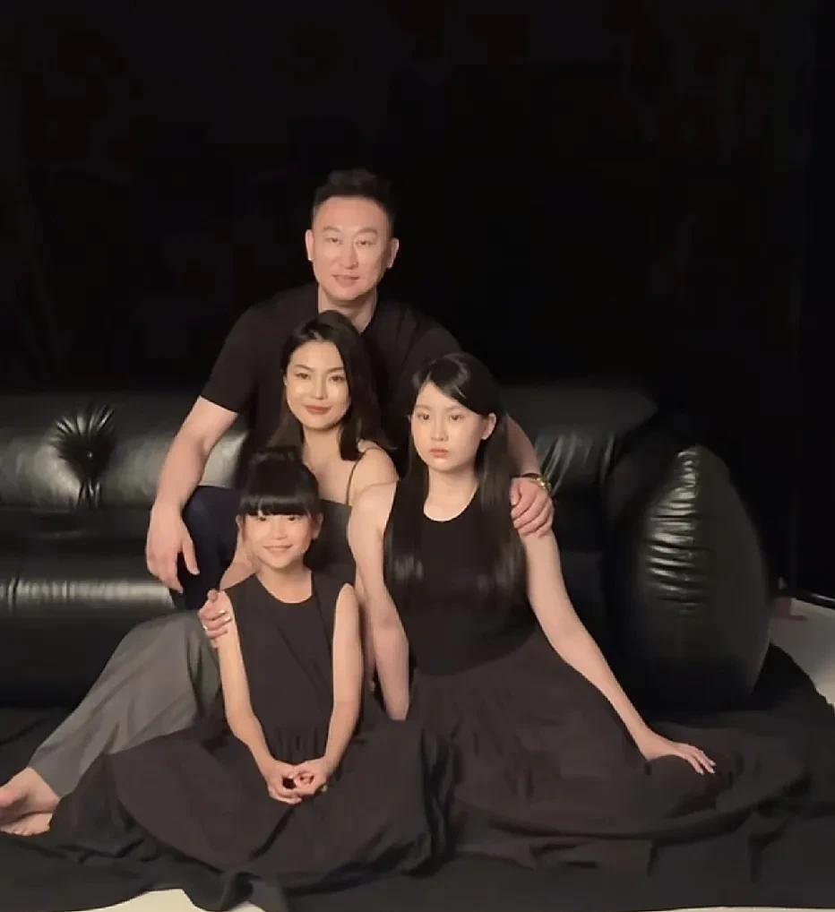青岛主教练离婚实锤！前妻亲自发动态官宣，网友炸锅：家务事闹上网真的很蠢
两个孩子