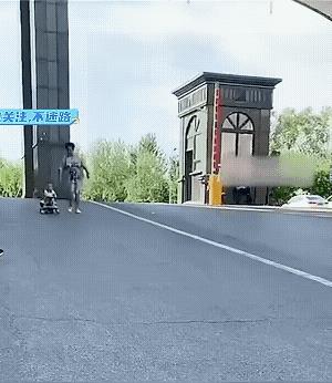 也就是两岁多的“儿童”，骑着扭扭车，从坡上快速往下滑，大妈没有把他抱下来也没有把