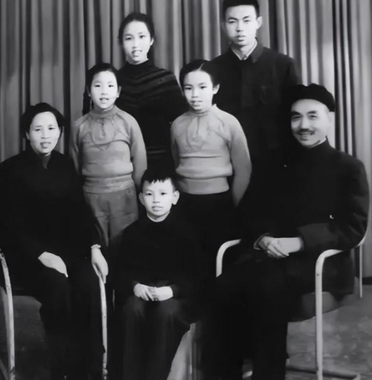 1955年评级，他建国后长期休养，没有军衔，没有工作，毛主席，周总理同时给出意见