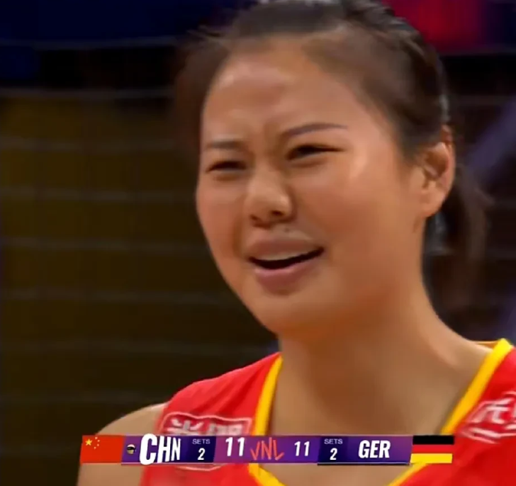 劳模队长一直在鼓励年轻队员，中国女排逆转战胜德国令人热血沸腾，队长龚翔宇再次打满