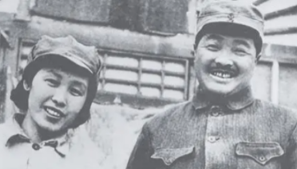 1969年，贺龙去世前几天，突然听到窗外传来几声猪叫声，他咽了几下唾沫，对妻子薛