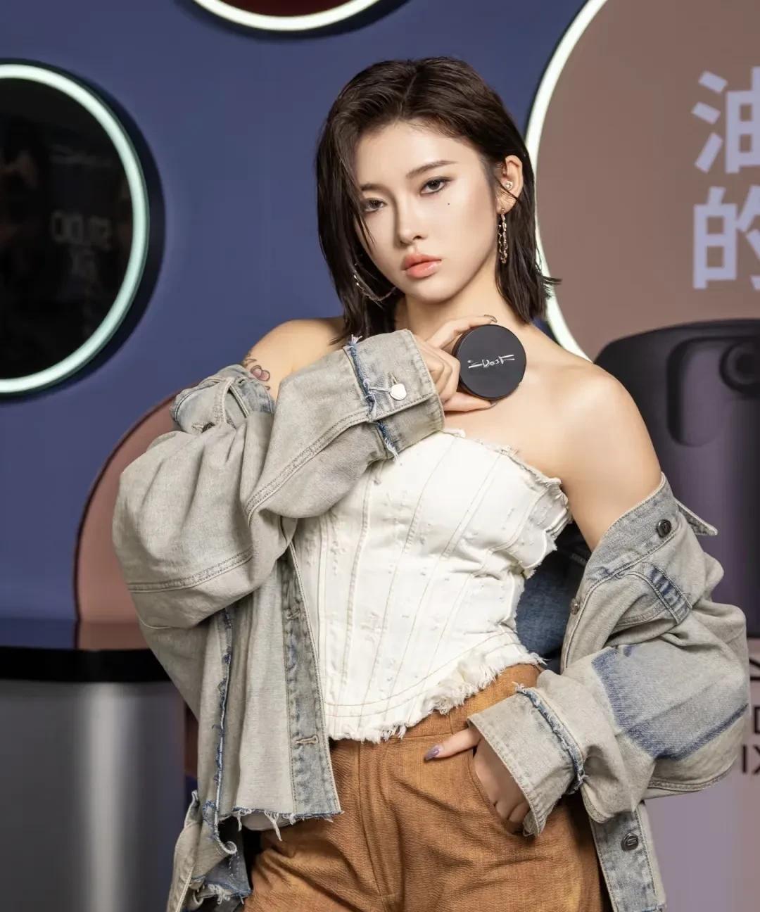 吴艳妮个性张扬我忍了
吴艳妮跨栏比赛化妆我也忍了
但我真的忍不了，田径运动员吴艳