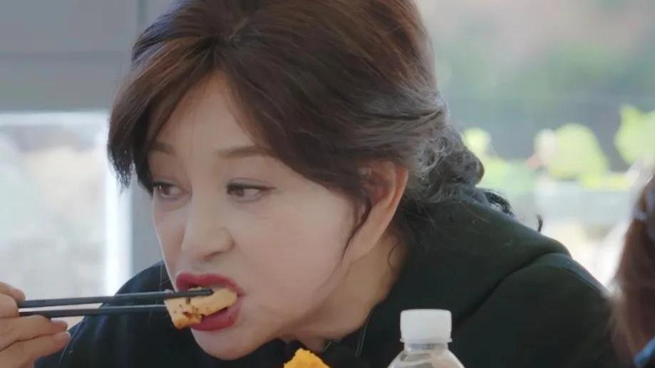 网友晒刘晓庆亚特兰大素颜照，眼袋浮肿下垂，皮肤状态不像74岁