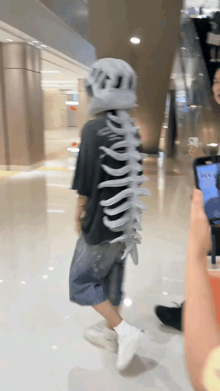 鹿晗这是要走叛逆中年老男孩风么？
这小龙龙打扮还挺酷的
还有他的染发剂是买的彩虹