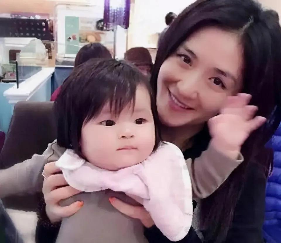 谢娜家双胞胎婴儿车给了撒贝…#谢娜这就是爱# #谢娜乘风# #婴儿车# #谢娜育
