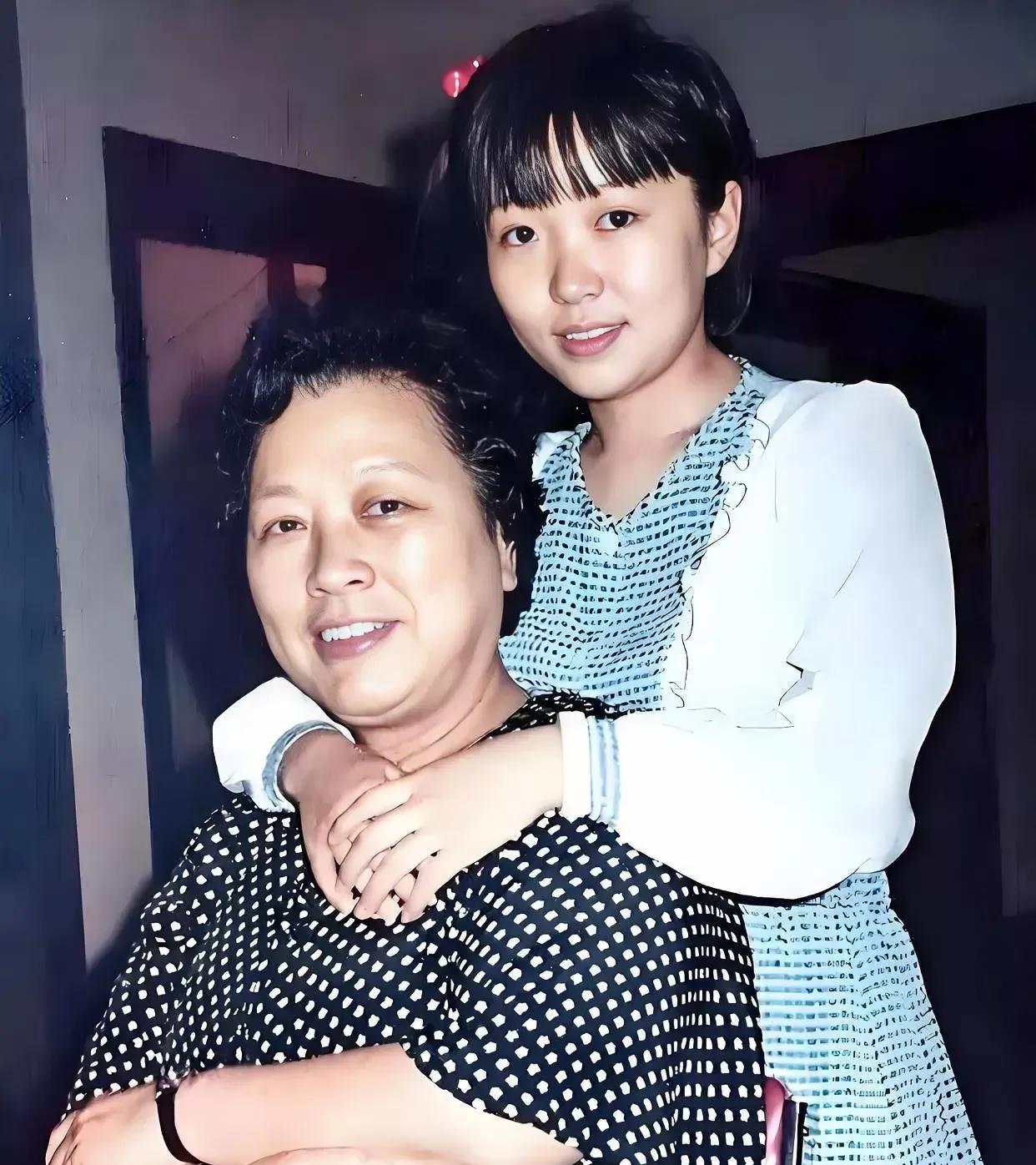 1985年，歌唱家王昆与学生程琳在一起，亲切交谈，笑容满面，举止温柔，温暖又温馨