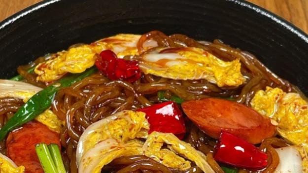 娃娃菜炖粉条 ：一锅炖出满屋香，清甜软糯超下饭的家常暖味