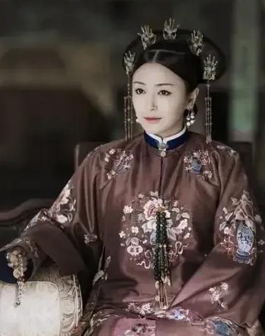 1725年，15岁的乾隆宠幸了自己的侍女富察氏。是夜，乾隆正在写字，富察氏来送茶