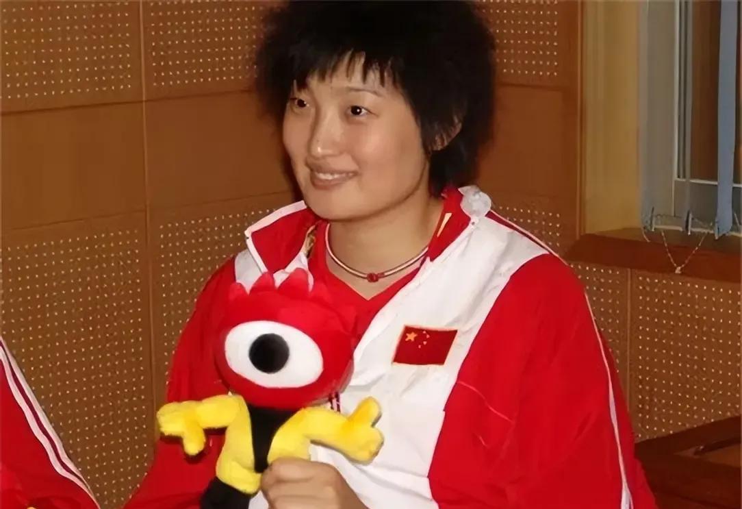 杨昊作为新一届女排的助理教练，最近风光无限。更像女排发言人的她，一句打“集体”不