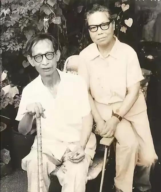 1988年，4次入狱坐25年牢，爱妻不离不弃，72岁的他携妻住招待所，开双人间，