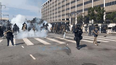 就算特朗普在动用国民警卫队以及海军陆战队之后，虽然洛杉矶的暴力抗议活动暂且缓和了