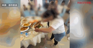 “老脸都丢光了！”黑龙江，一大妈在酒店里吃席时，看到服务员端上来了一盘菜，还没等