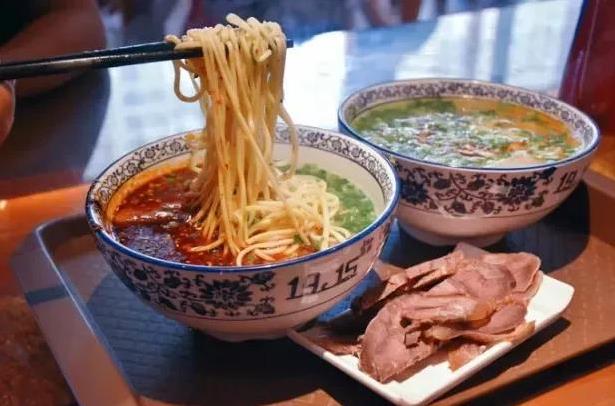 #兰州美食# 兰州的面食很多，它们都有哪些绝佳搭配呢？
一，一碗牛肉面+牛肉+鸡