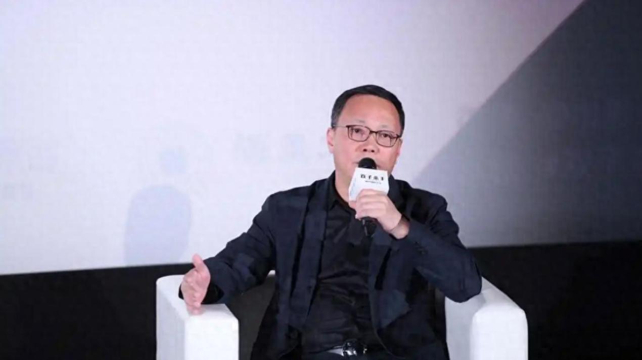 这次合影，尽管谢霆锋站边上，但也让所有人见识到他在英皇的地位