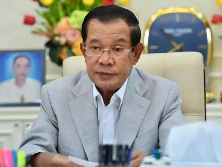 洪森的本色就是一条朝秦暮楚的变色龙，起步于红色高棉军官，进一步是越南侵略柬埔寨时